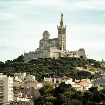 Notre-Dame de la Garde dominant les toits de Marseille