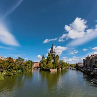 Le Temple Neuf de Metz entouré par les bras de la Moselle