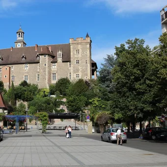 Le château des ducs de Bourbon dominant la place, à Montluçon