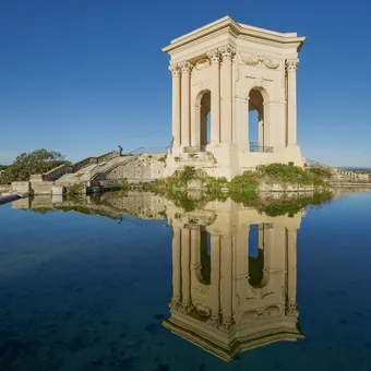 Le château d'eau du Peyrou et son reflet, à Montpellier