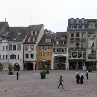Les façades de la place de la Réunion, à Mulhouse