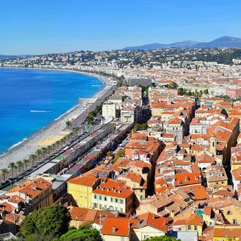 La baie des Anges et les toits rouges du Vieux-Nice