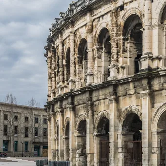 Les arcades des arènes romaines de Nîmes