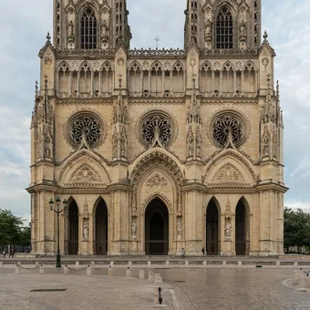La façade de la cathédrale Sainte-Croix d'Orléans