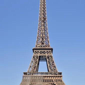 La tour Eiffel vue depuis le Champ-de-Mars