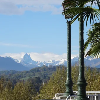 Le pic du Midi d'Ossau vu du boulevard des Pyrénées, à Pau