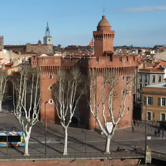 Le Castillet, porte fortifiée en brique rouge de Perpignan