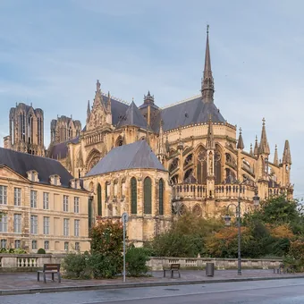La cathédrale Notre-Dame de Reims vue depuis la ville