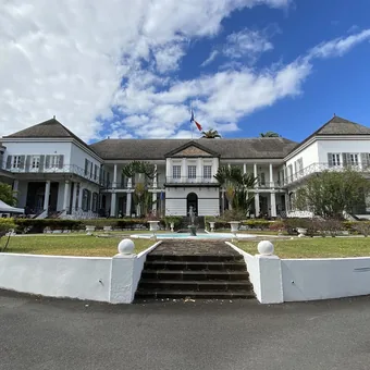 La préfecture de Saint-Denis de La Réunion et son perron