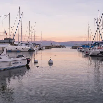 Le port de Rives et ses voiliers sur le lac Léman, à Thonon-les-Bains