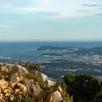 La rade de Toulon vue depuis les hauteurs