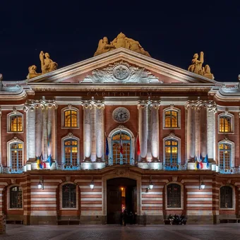 La façade du Capitole de Toulouse illuminée
